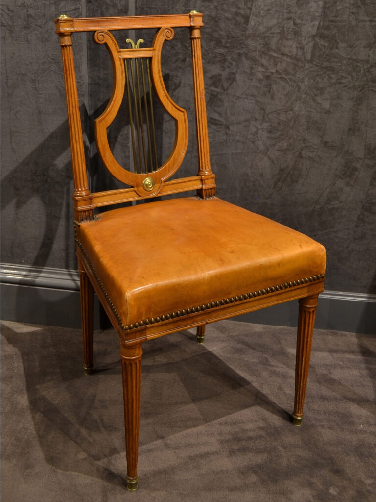 Suite de neuf chaises lyre d’époque Louis XVI