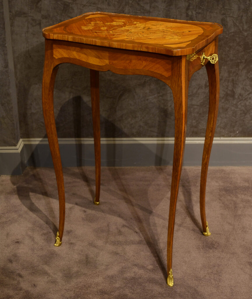 Petite table à écrire d’époque Louis XV
