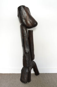 Sculpture d'homme par Wang Keping