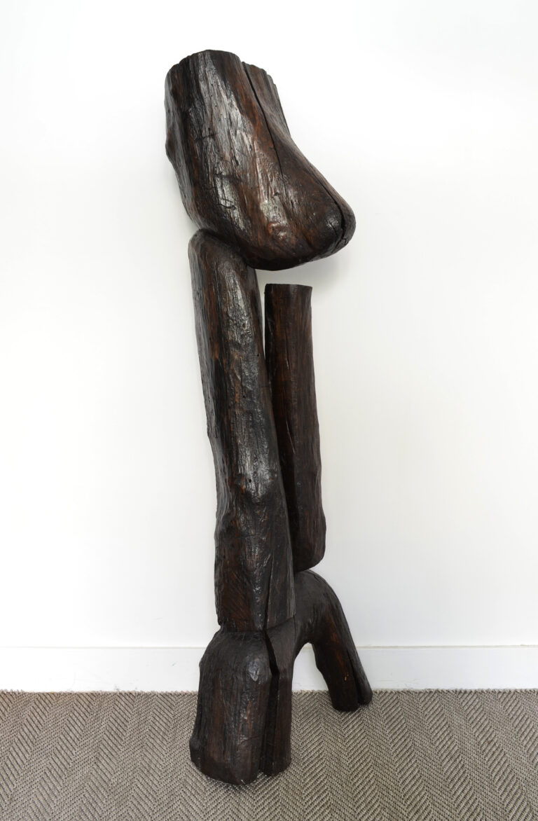 Sculpture en bois patiné par Wang Keping