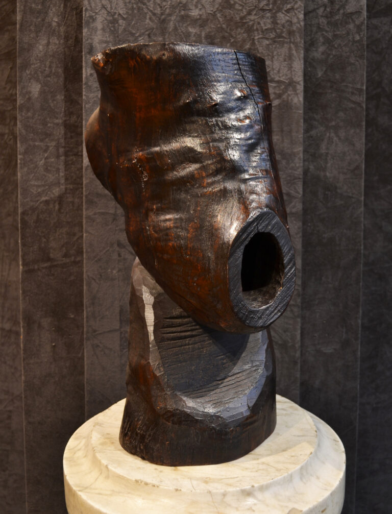 Le cri – Sculpture en bois patiné par Wang Keping