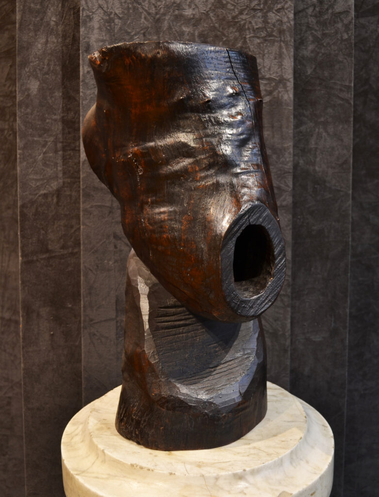 Le cri – Sculpture en bois patiné par Wang Keping