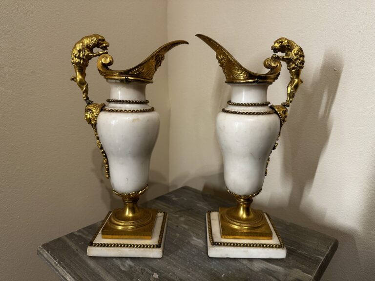Paire d&rsquo;aiguières en marbre blanc montées en bronze doré